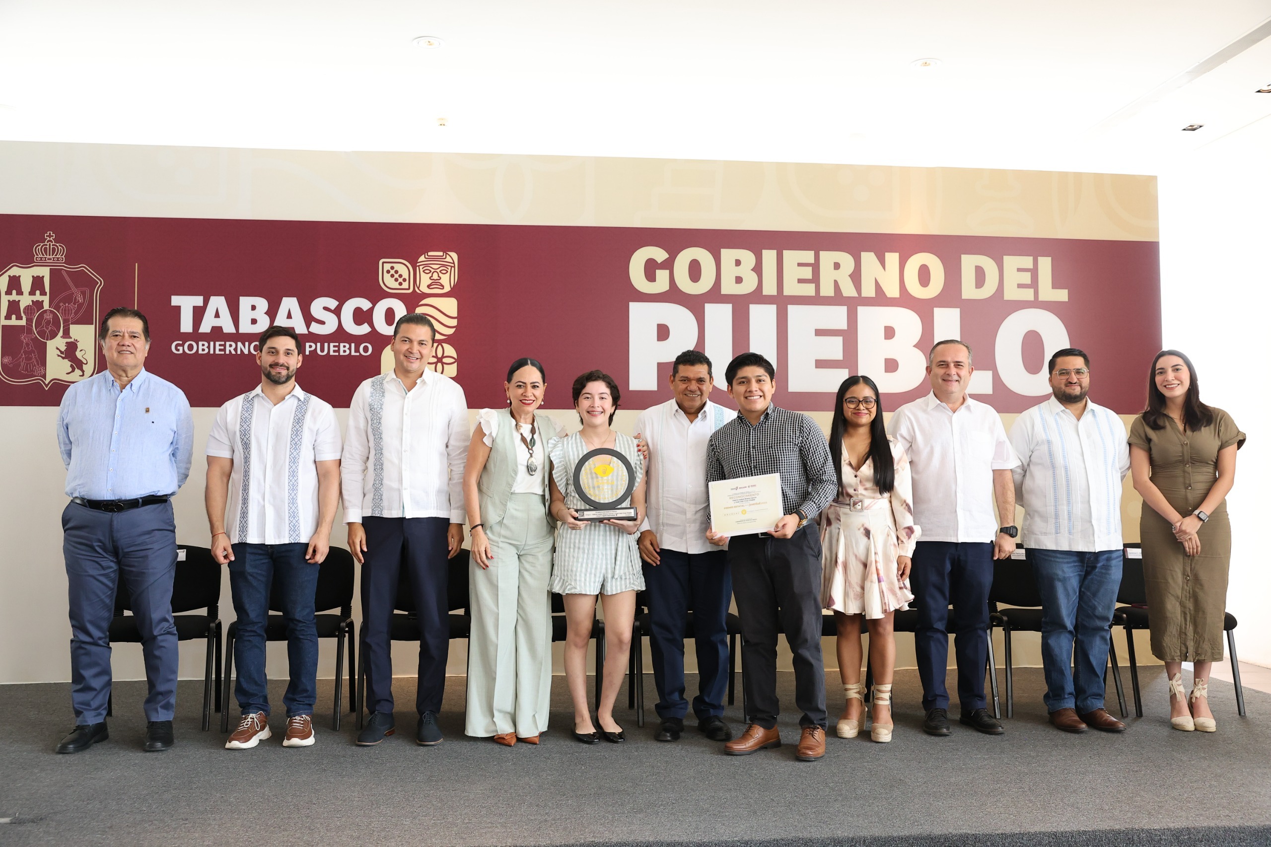 Las juventudes son y seguirán siendo protagonistas de la transformación, afirma Gobernador Javier May al entregar el Premio Estatal de la Juventud 2025.