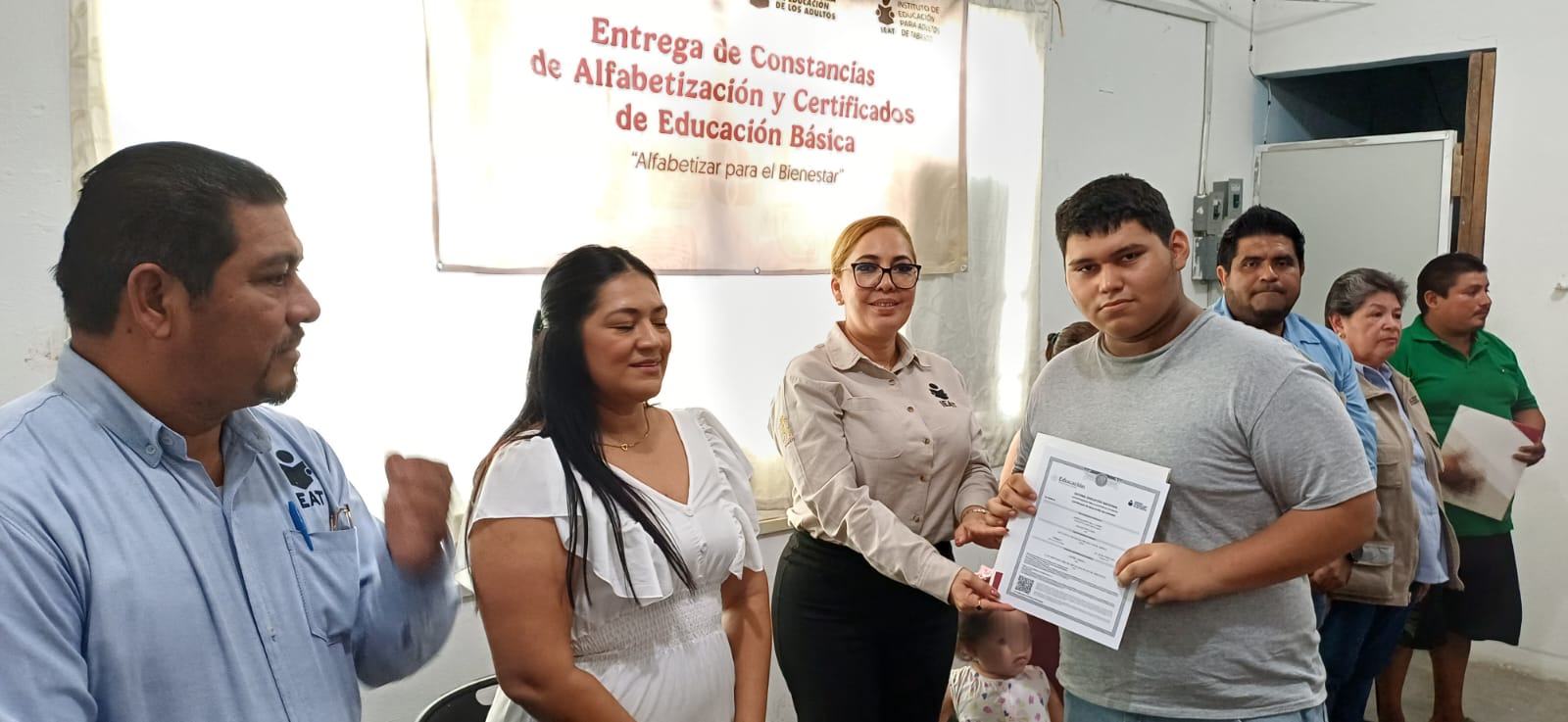 Entrega IEAT certificados de primaria y secundaria a 21 personas adultas mayores y jóvenes de Nacajuca.