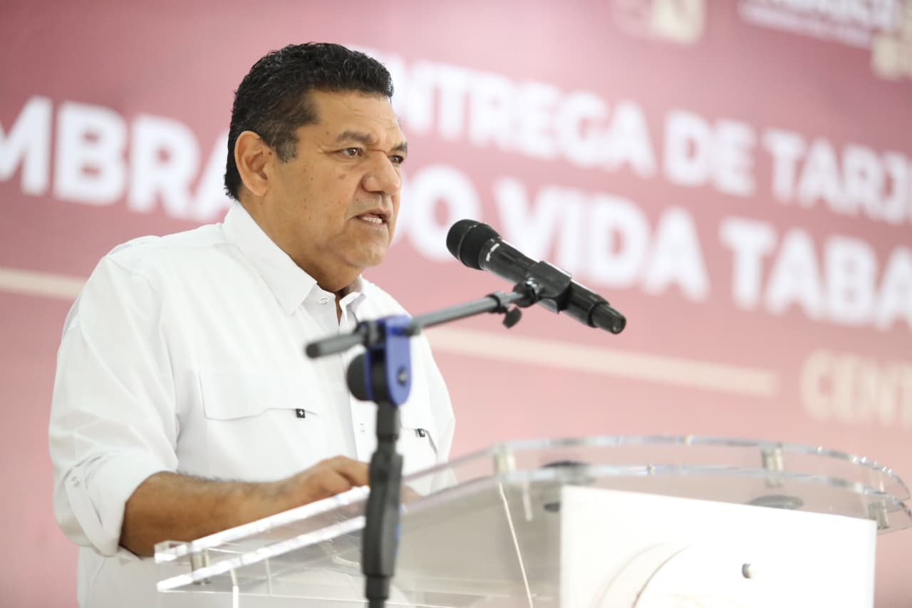 “Ahora hay una mejor distribución del presupuesto y los apoyos llegan directamente al pueblo”; entrega Javier May tarjetas de ‘Sembrando Vida’ y ‘Bienestar y Plenitud’ en Centla.