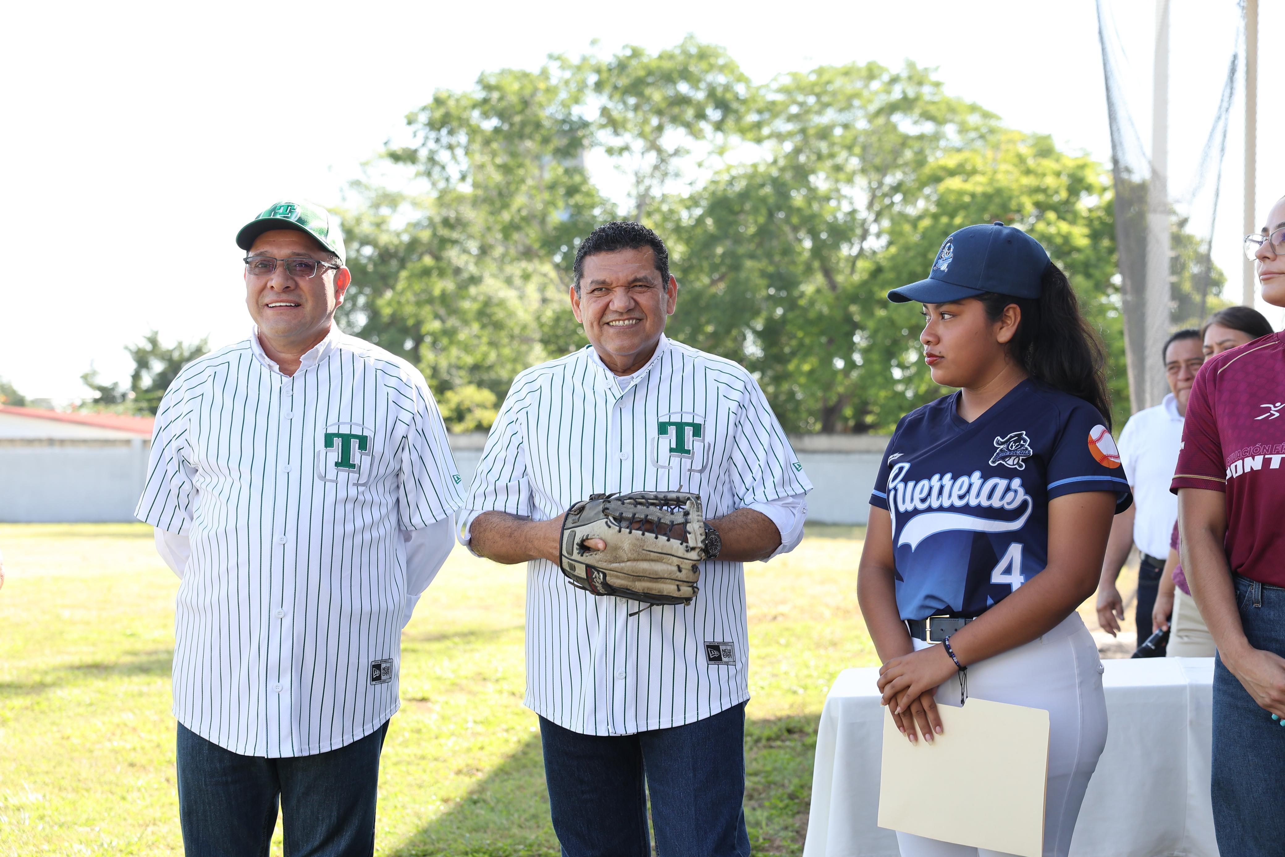 Con buen lanzamiento por la izquierda, el Gobernador Javier May inaugura Liga de Sóftbol de Veteranos, en Centla, lugar con medio siglo de gran tradición en este deporte.
