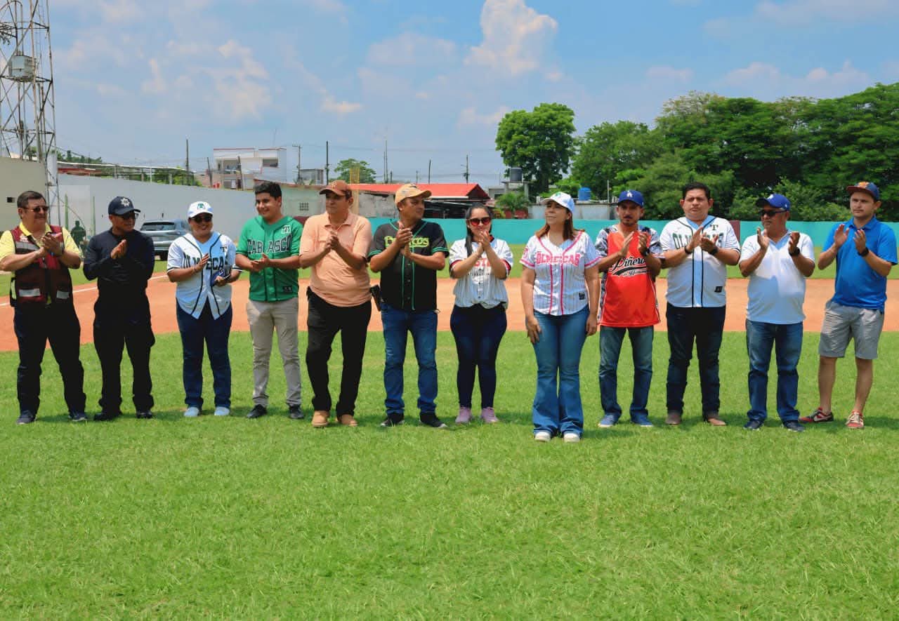 Alcaldesa Mari Luz Velázquez Jiménez inaugura la Liga Municipal de Béisbol en Huimanguillo.