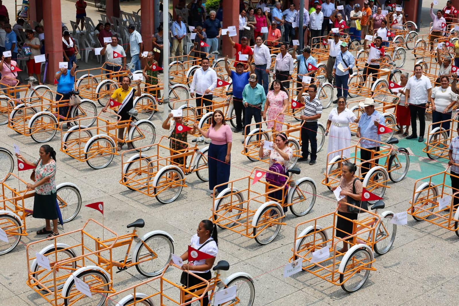 Alcaldesa Mari Luz Velázquez impulsa el autoempleo con la entrega de 55 triciclos.