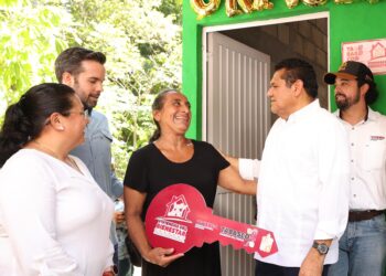 Reciben 62 familias de Comalcalco viviendas dignas que transforman sus vidas; con programas de bienestar se ataca la pobreza y desigualdad: Javier May.