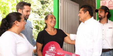 Reciben 62 familias de Comalcalco viviendas dignas que transforman sus vidas; con programas de bienestar se ataca la pobreza y desigualdad: Javier May.