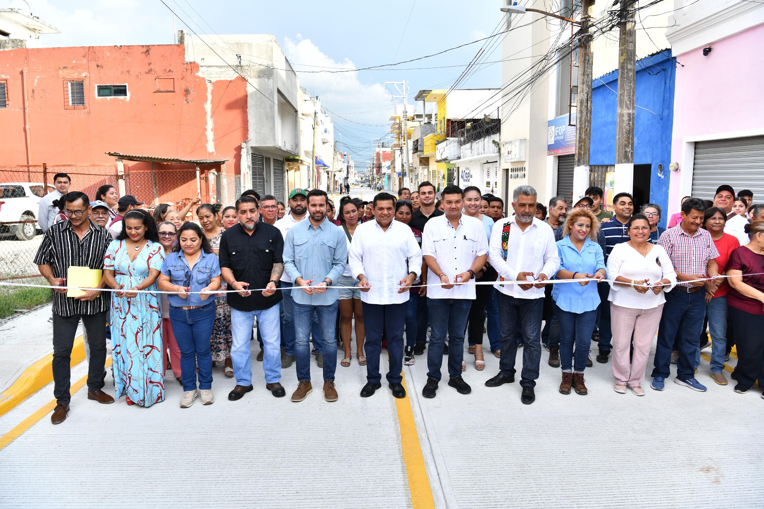 Comalcalco contará con infraestructura educativa moderna y segura para sus alumnos, caminos renovados y nuevos espacios deportivos, afirma Javier May.