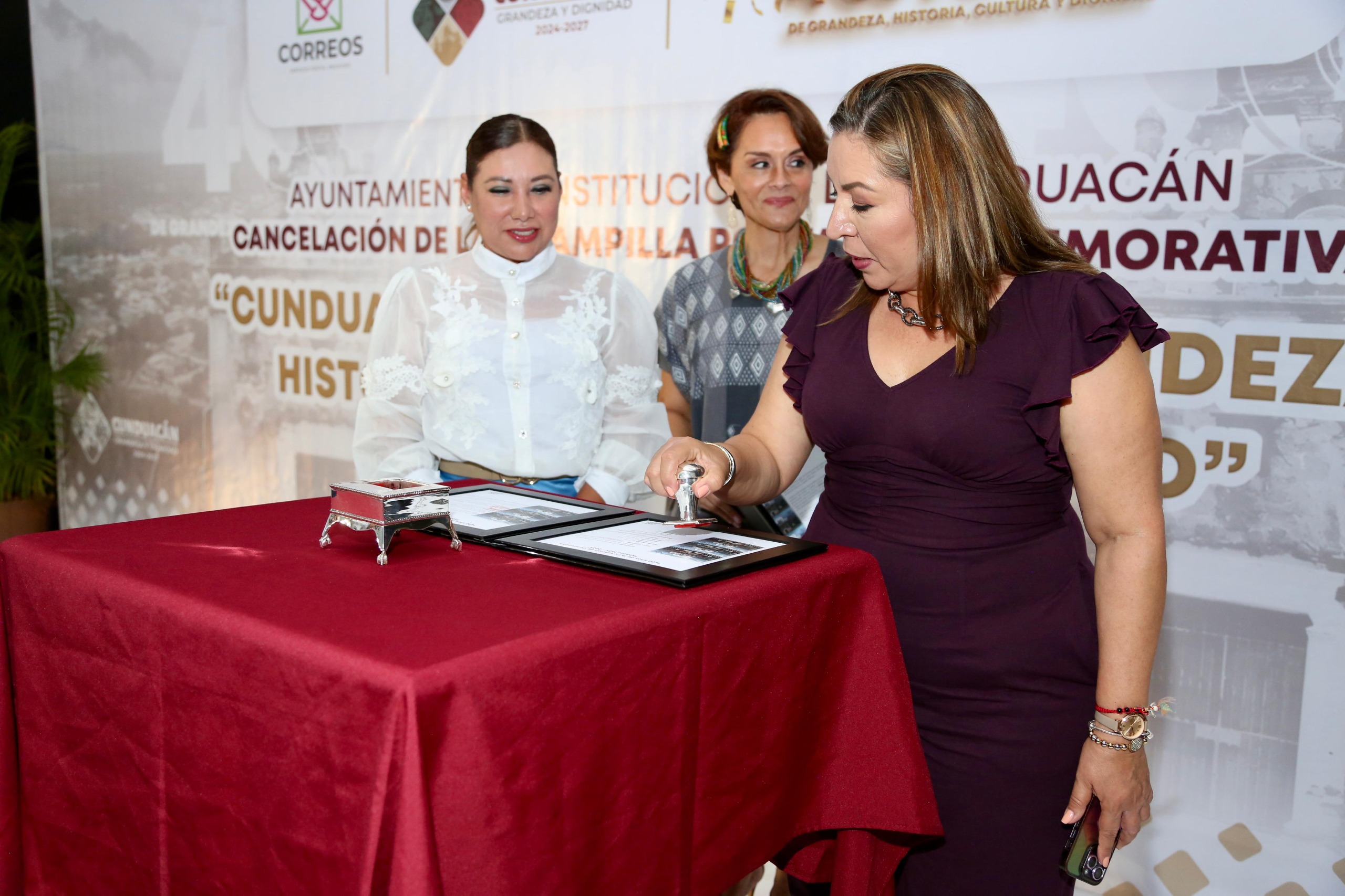 Con estampilla postal conmemorativa Gobierno del Estado y Correos de México celebran 400 años de fundación de Cunduacán.