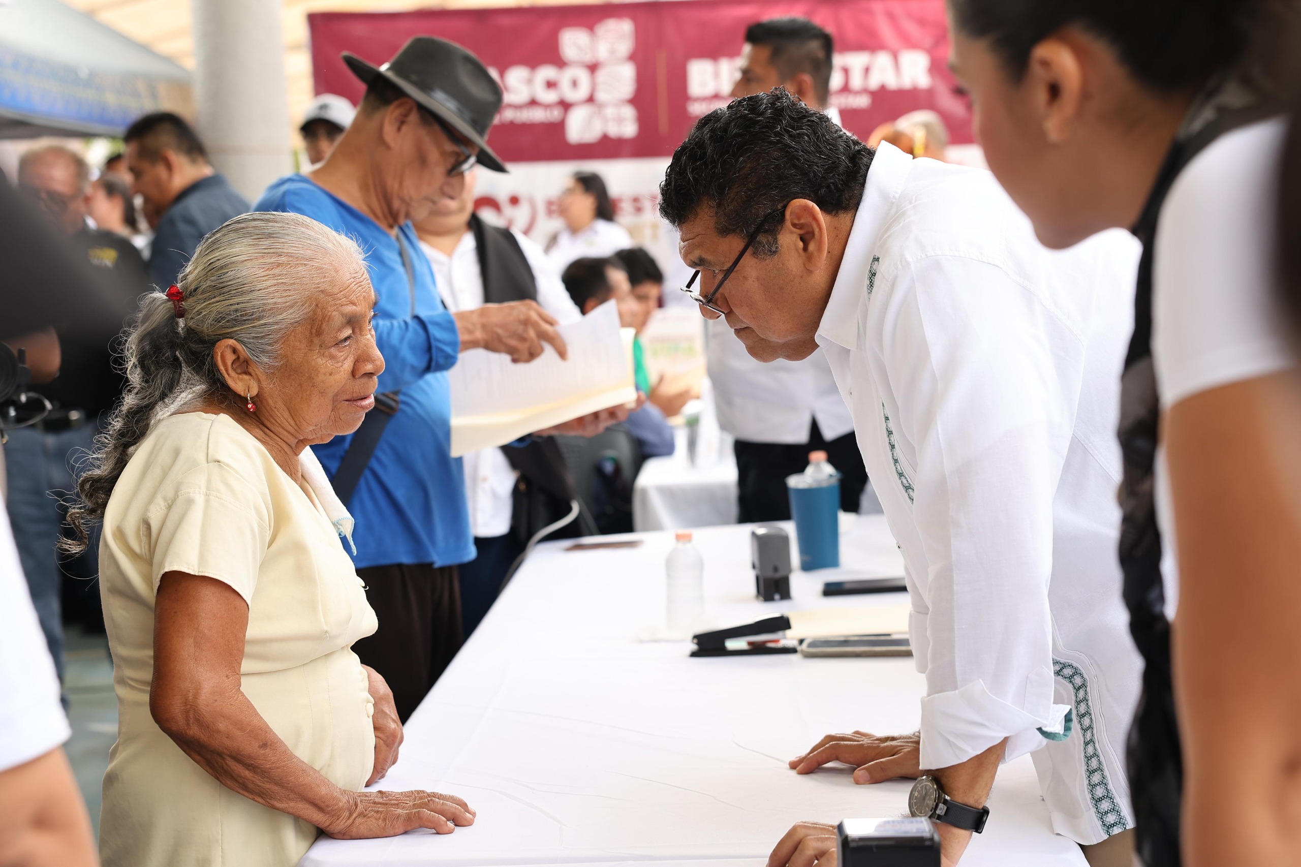 Sin barreras burocráticas, Gobierno del Estado escucha y resuelve necesidades de familias indígenas de Tacotalpa en las Jornadas de Atención en Territorio.