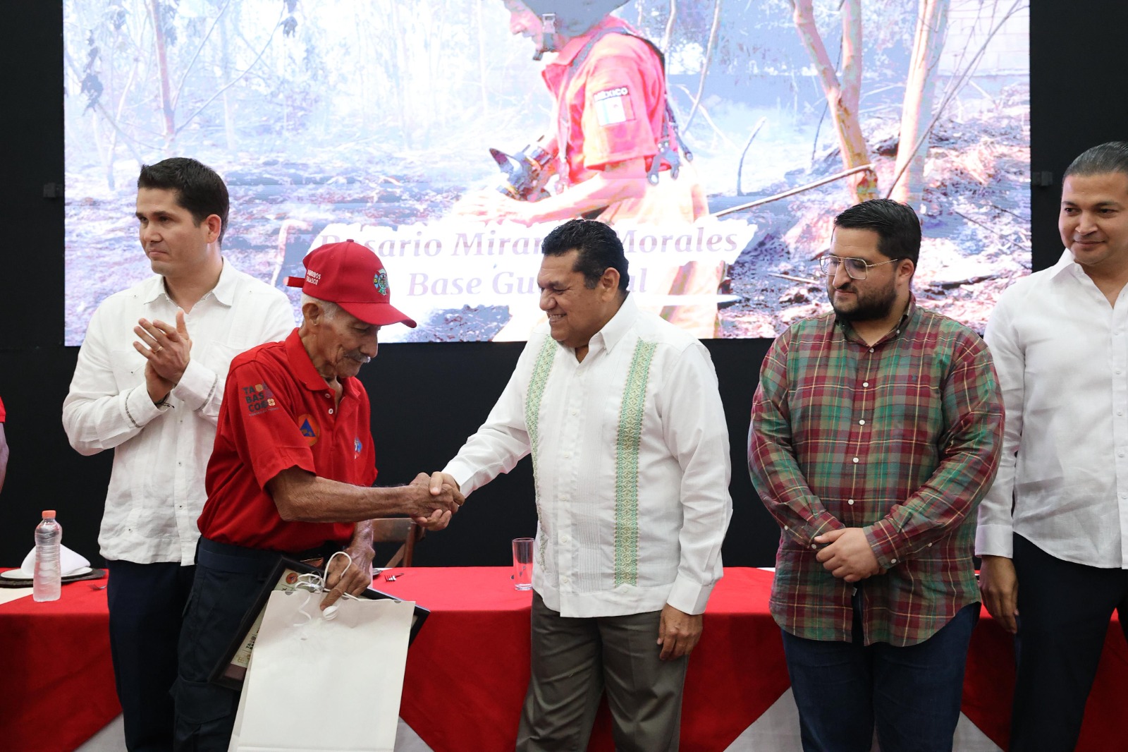 Gobierno del Estado reconoce a bomberos en su día; “son pilar de las instituciones de seguridad y protección”: Javier May.