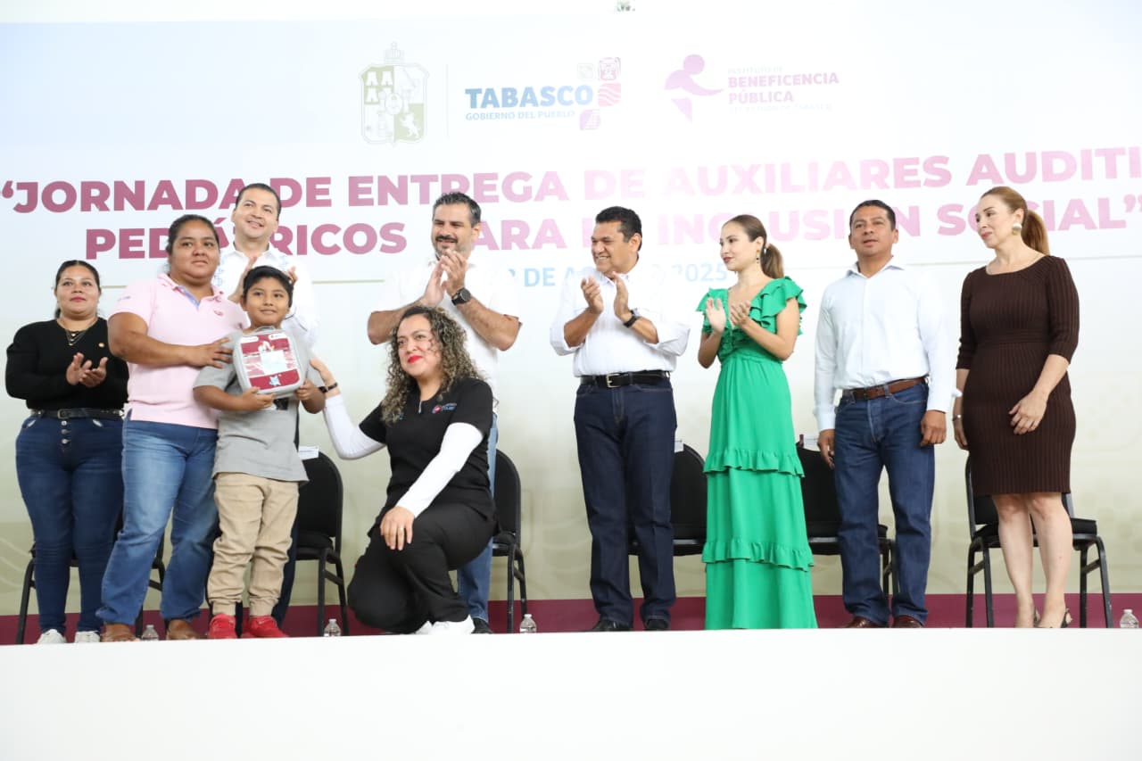 Garantiza Gobierno del Estado derecho de la niñez a inclusión plena; entrega Javier May auxiliares y diademas óseas a pequeños con discapacidad auditiva.