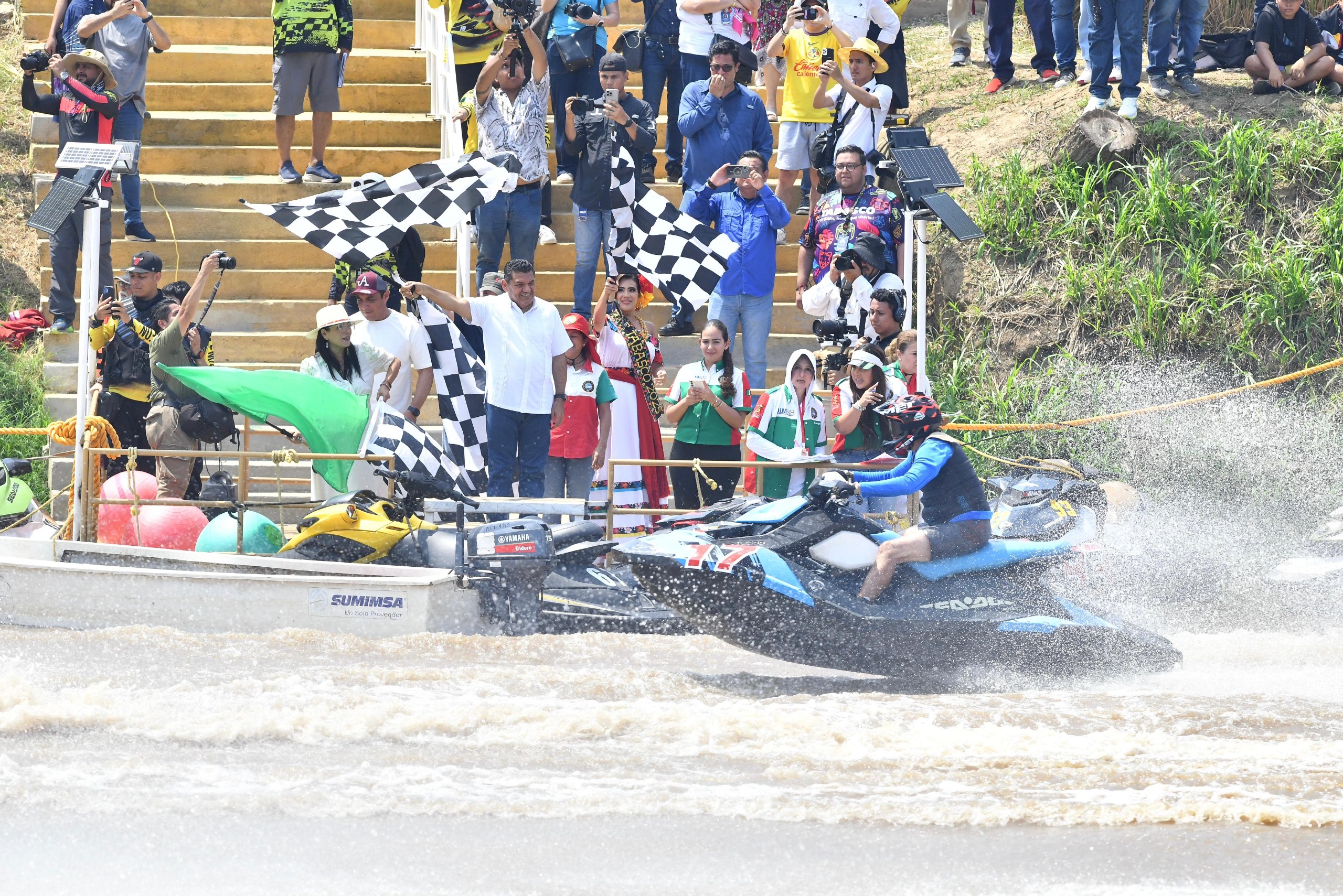 Con la Carrera Motonáutica ’50 Leguas del Grijalva’ Tabasco demostró que está en el camino del desarrollo, destaca Javier May al cierre del segundo día de competiciones.