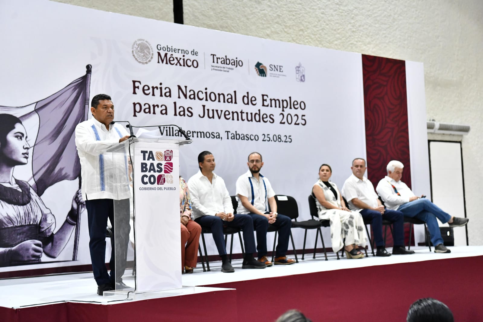Gobierno del Estado y de México trabajan para promover empleos permanentes y bien remunerados; inaugura Javier May Feria Nacional de Empleo para las Juventudes.