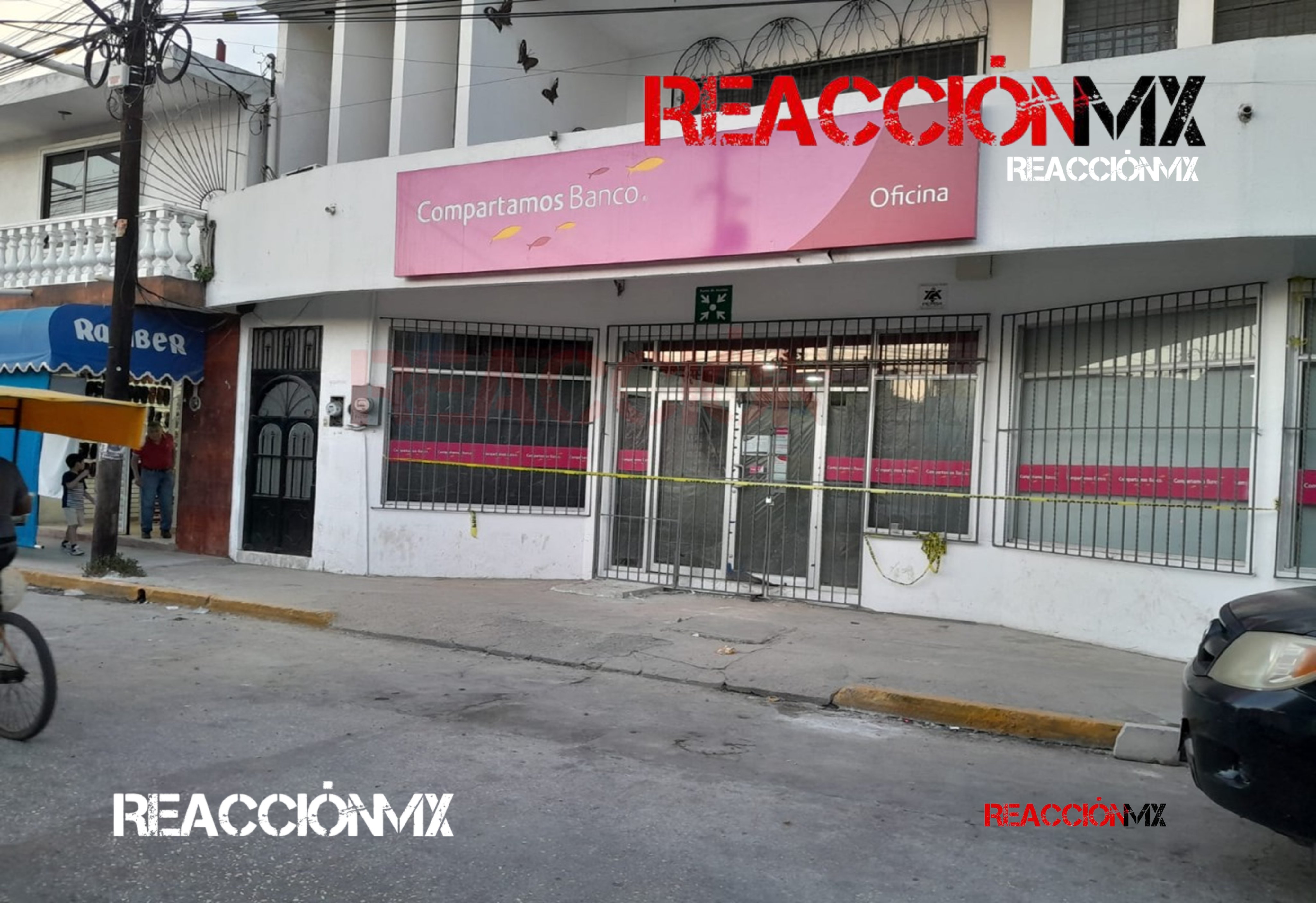 Hallan bolsas con presuntos restos humanos al interior de Compartamos Banco de Cunduacán.