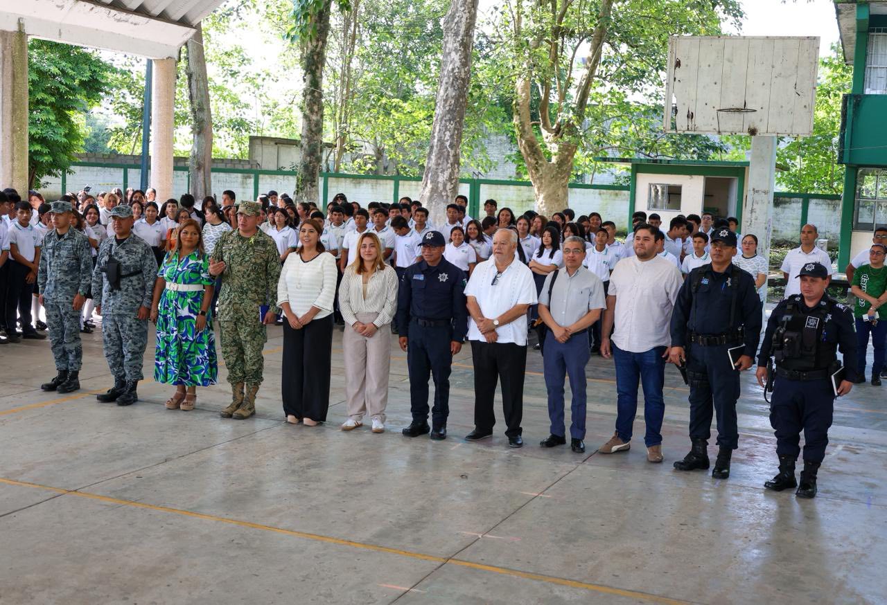Alcaldesa de Huimanguillo contribuye al fortalecimiento de valores cívicos en la educación.