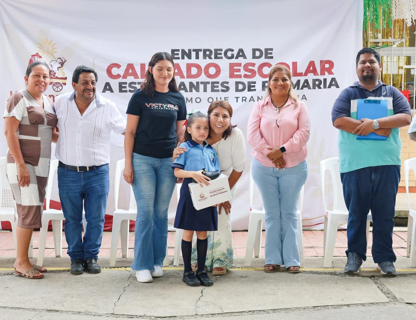 Entrega alcaldesa de Huimanguillo zapatos escolares en el poblado C-26.