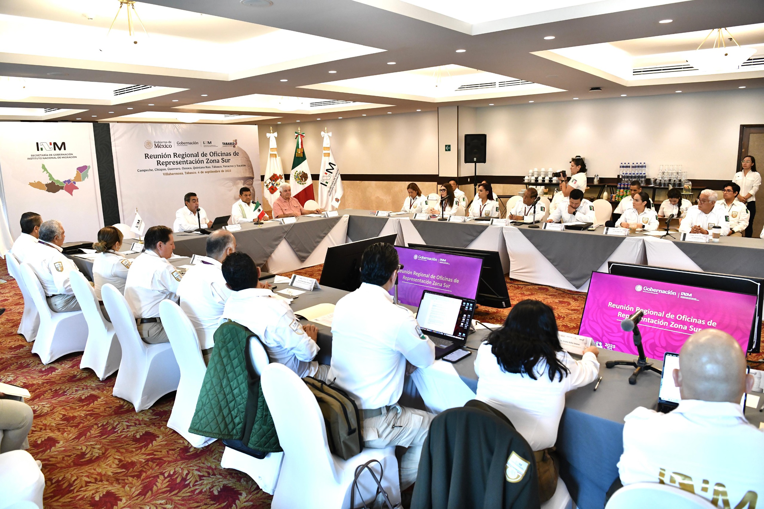 Tabasco respalda la visión de ofrecer atención integral a migrantes, afirma Javier May al inaugurar reunión regional del INM.