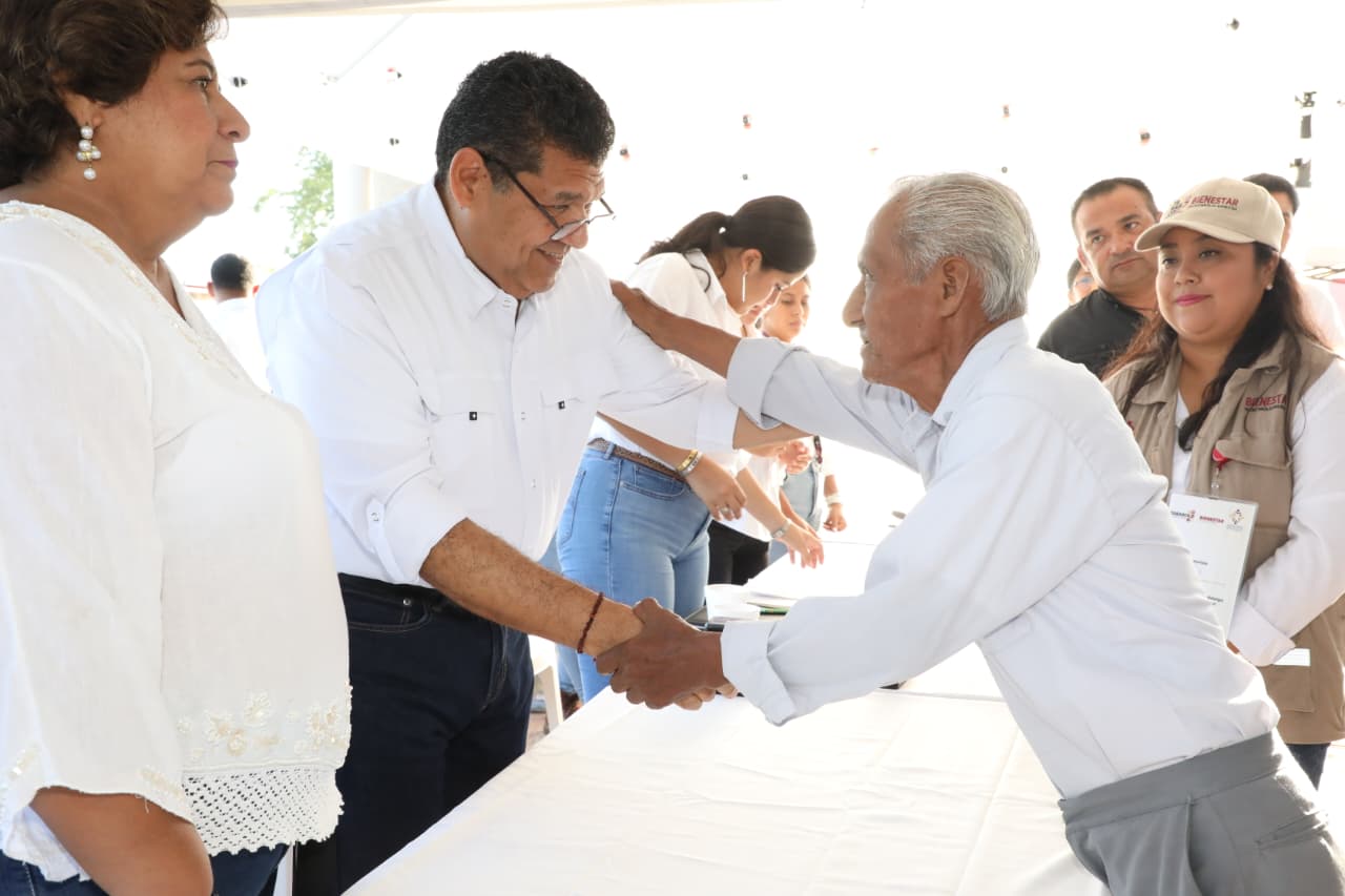Con los brazos abiertos, familias del Centro Integrador de Desarrollo los Pájaros en Jonuta, reciben al Gobernador Javier May.