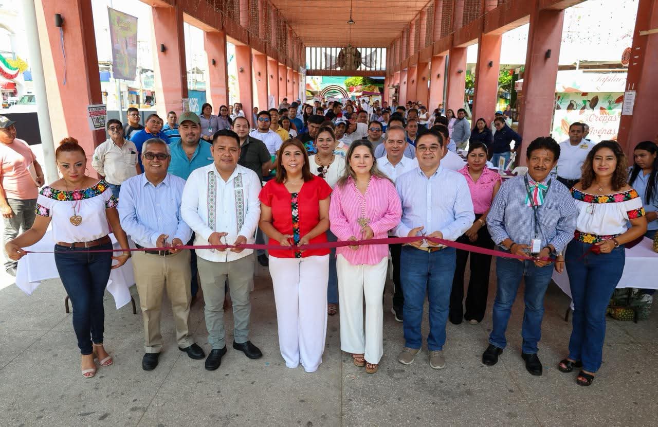 Alcaldesa Mari Luz Velázquez Jiménez encabeza la Feria Municipal del Empleo Huimanguillo 2025.