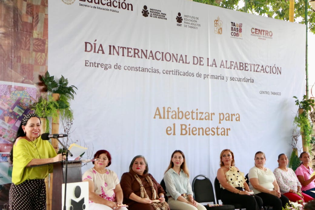 Conmemoran en Tabasco el Día Internacional de la Alfabetización con entrega de certificados del IEAT.