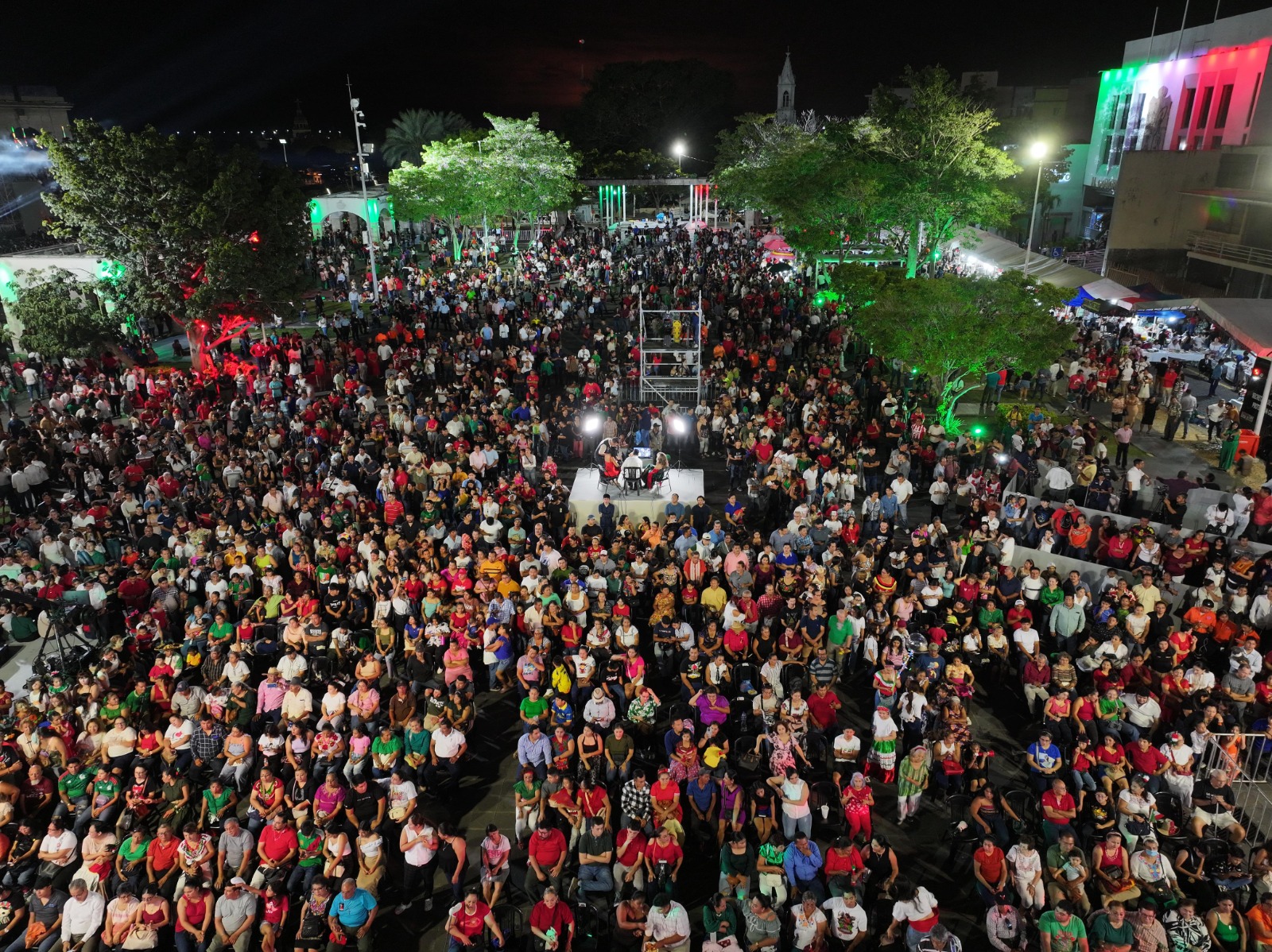 En un gran ambiente de unidad, orgullo y tradición, familias enteras disfrutan al máximo de la Noche Patria “¡Viva El Edén!”.