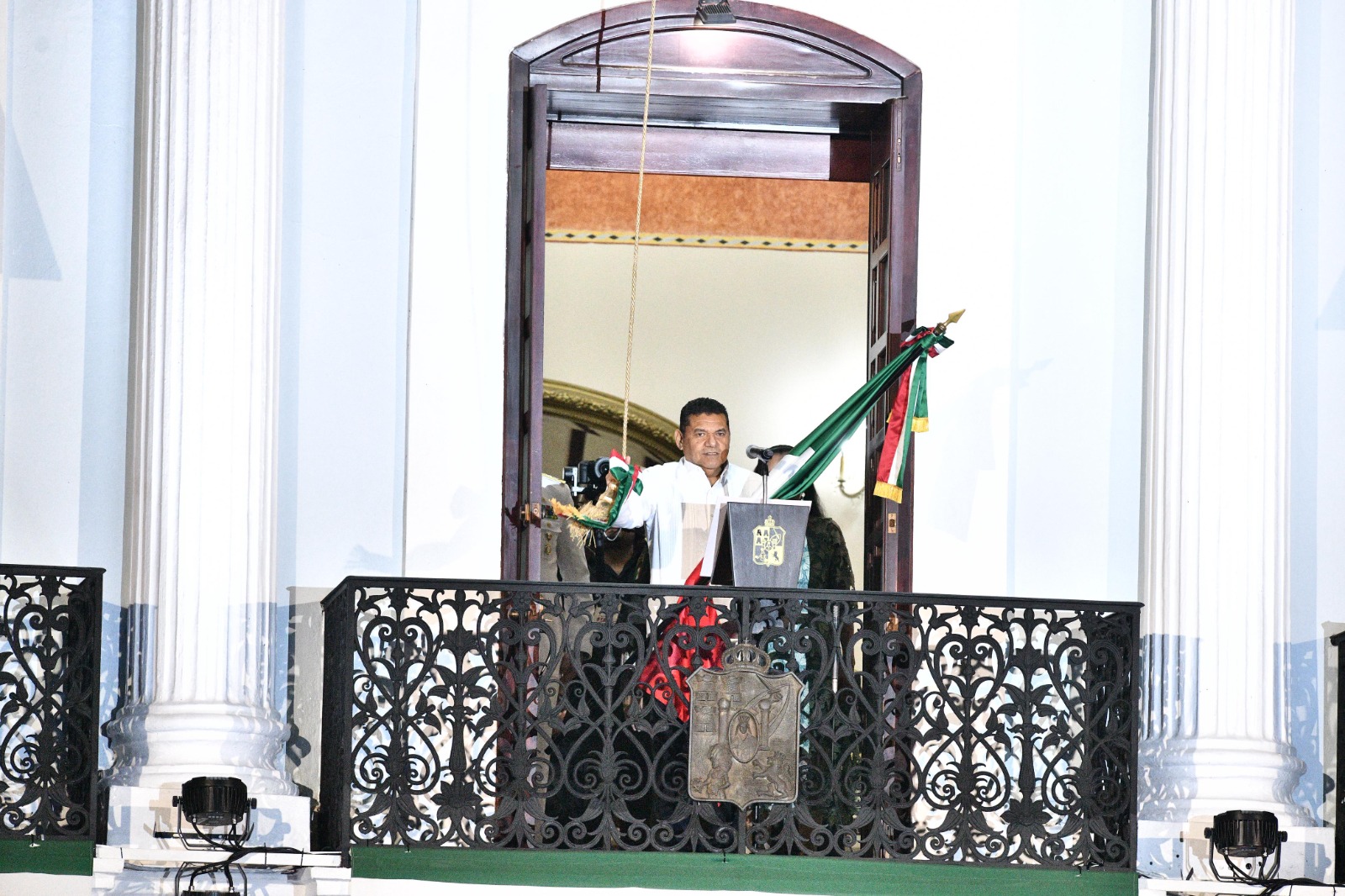 En el primer grito del Gobierno del Estado, Javier May lanza 21 vivas, con especiales arengas a las mujeres.