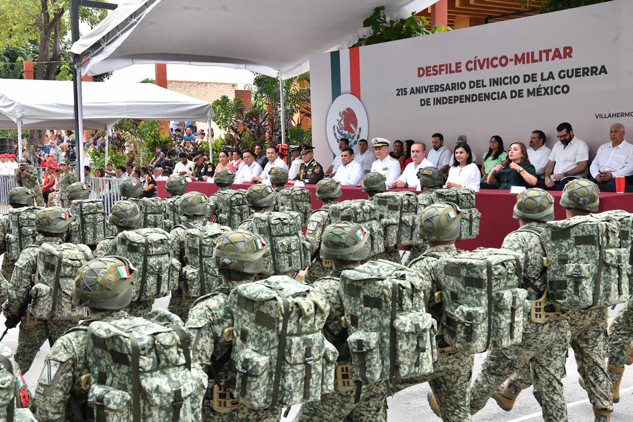 Festejan Desfile Cívico Militar familias tabasqueñas, reconociendo el valor y la disciplina de las fuerzas encargadas de la paz en la entidad.