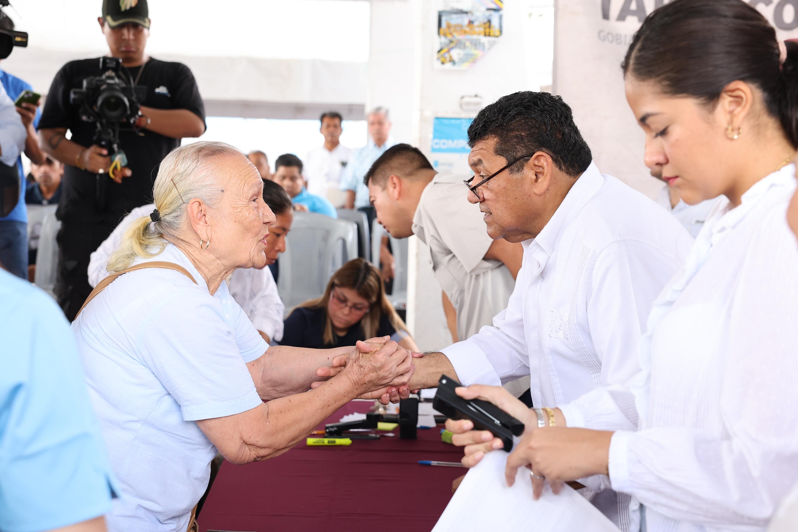 Gobierno del Estado lleva bienestar a familias de Comalcalco a través de las Jornadas de Atención en Territorio.