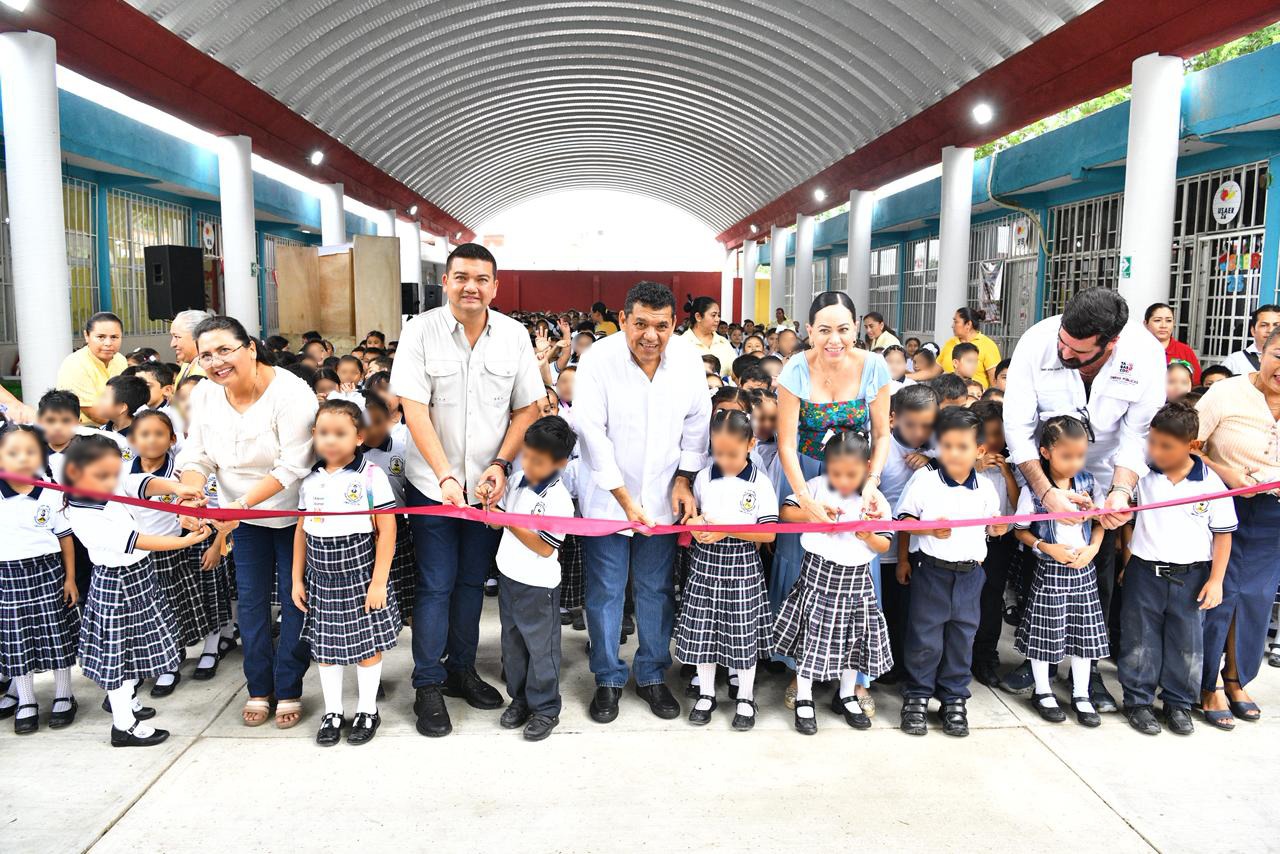 Beneficia Javier May con nuevas techumbres a dos centros educativos de Comalcalco y reitera su compromiso con una educación de calidad y espacios dignos para alumnas y alumnos.