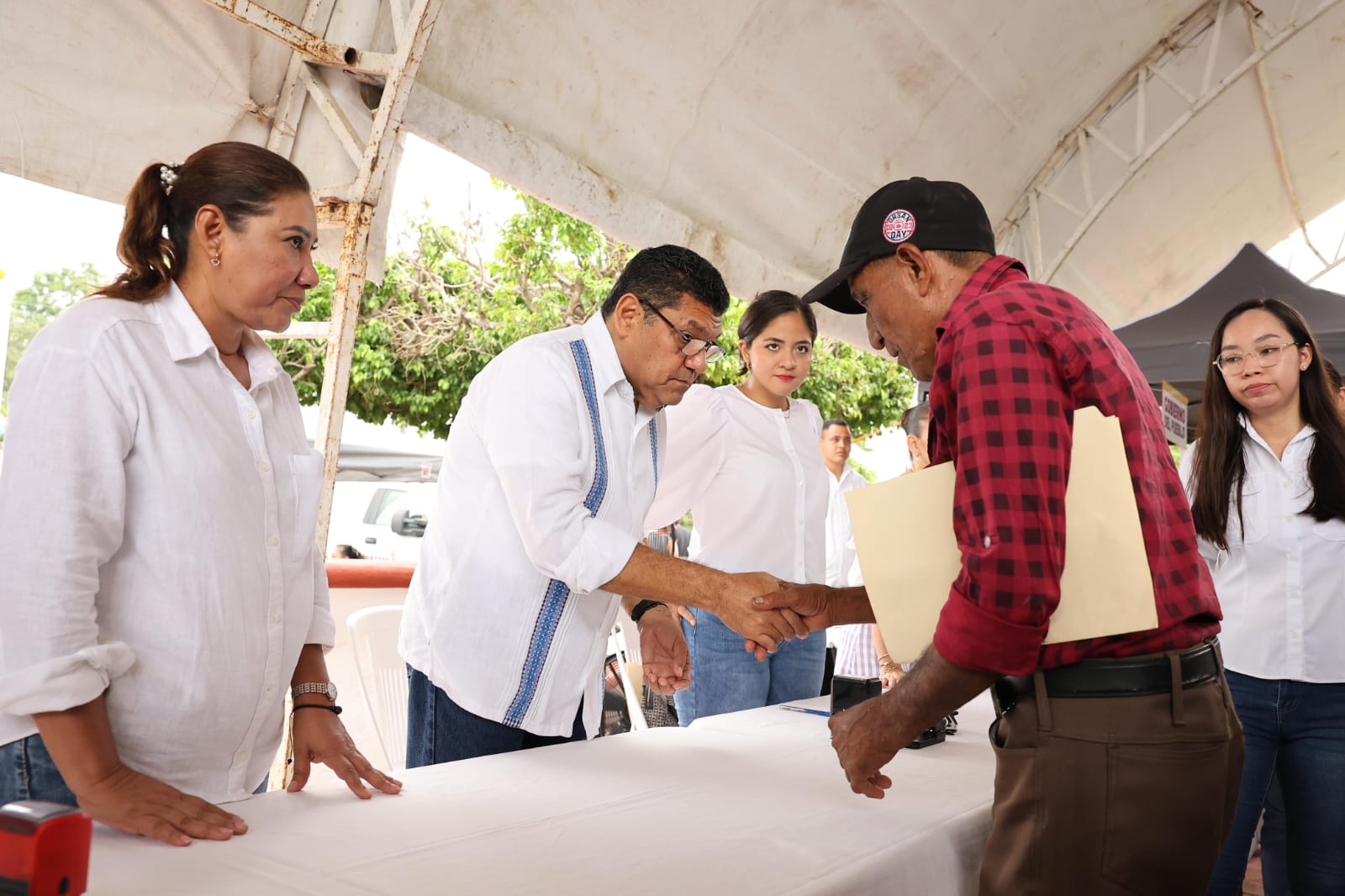 Seguirá Gobierno de Tabasco atendiendo desde territorio, para que el pueblo no vuelva a estar abandonado: Javier May.