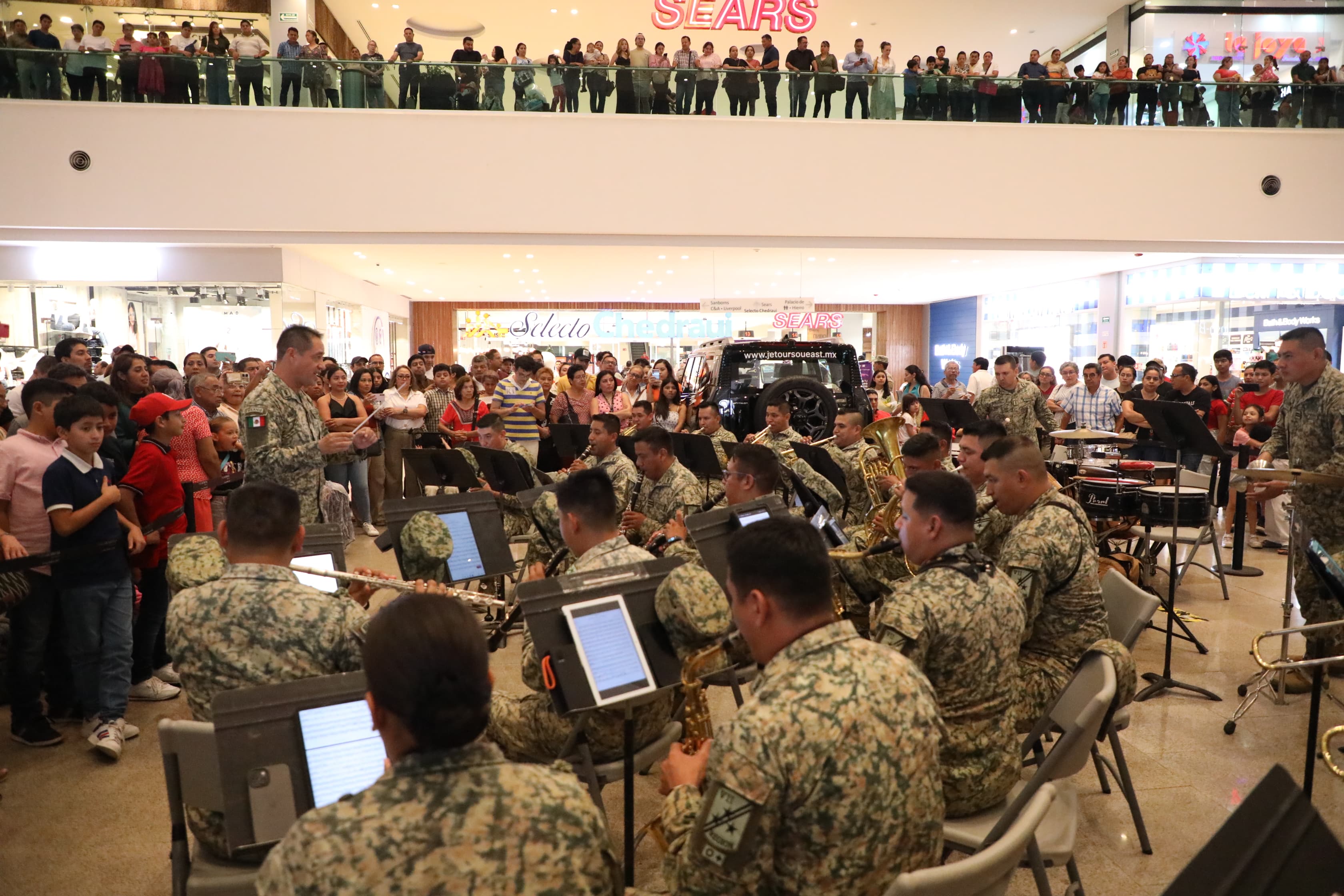 Disfrutan familias tabasqueñas un paseo musical con la Banda de la VII Región Militar.