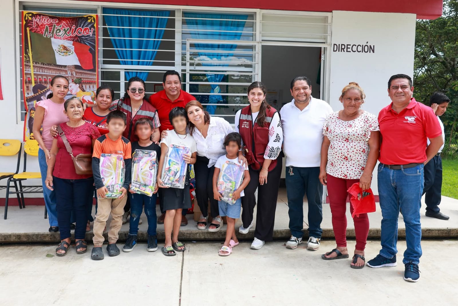 Alcaldesa de Huimanguillo entrega útiles escolares a niñas y niños incorporados a CONAFE.