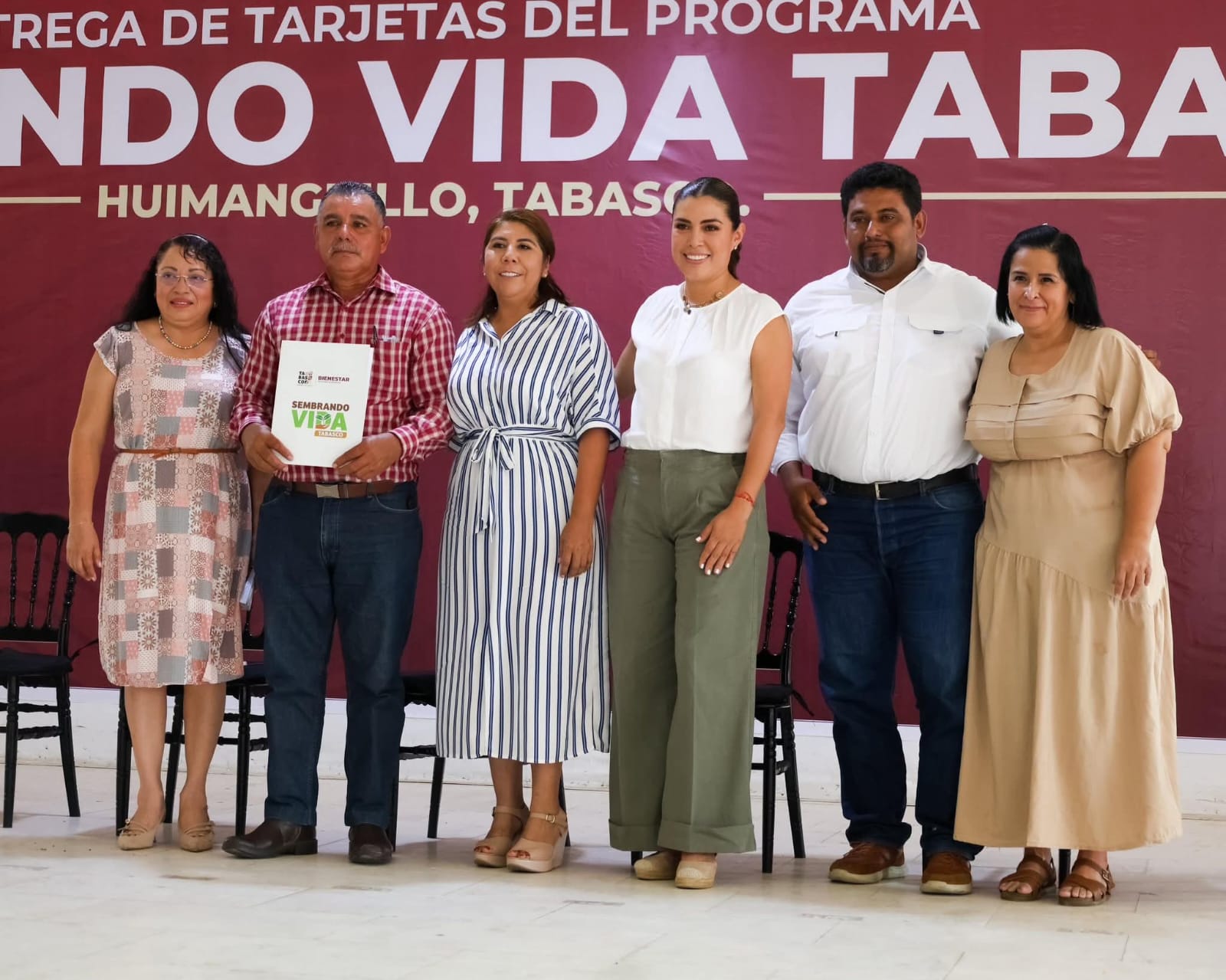 Alcaldesa Mari Luz Velázquez Jiménez atestigua entrega de apoyos a productores de Huimanguillo.