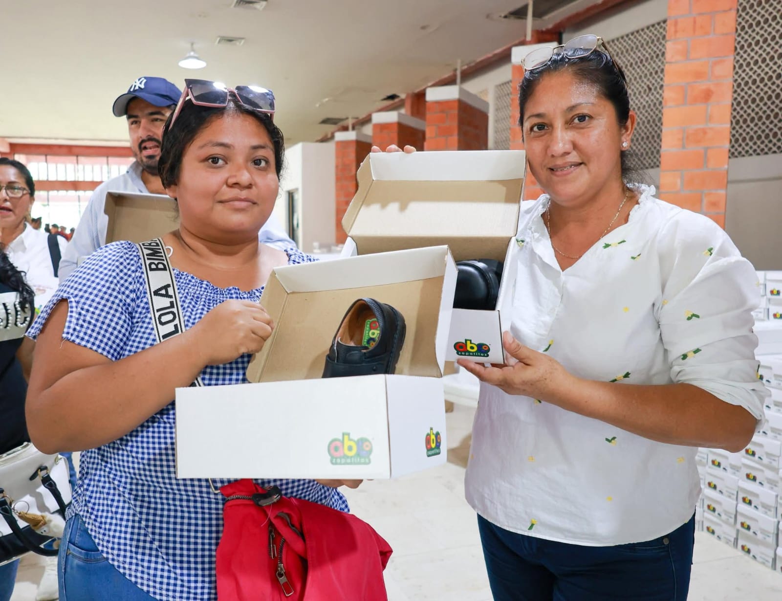 Mari Luz Velázquez Jiménez cumple un compromiso más; entrega zapatos escolares gratuitos.