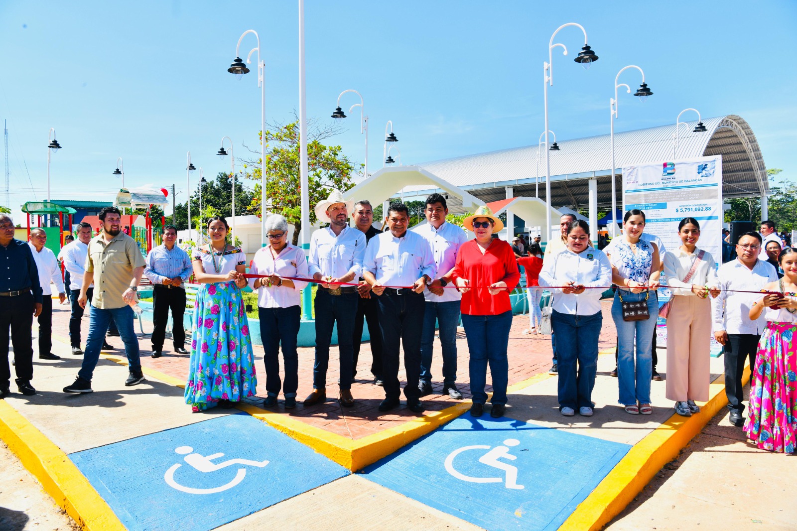 En unidad y con organización, nada detendrá transformación de Tabasco: Javier May; entrega obras de infraestructura en comunidades apartadas de Balancán.