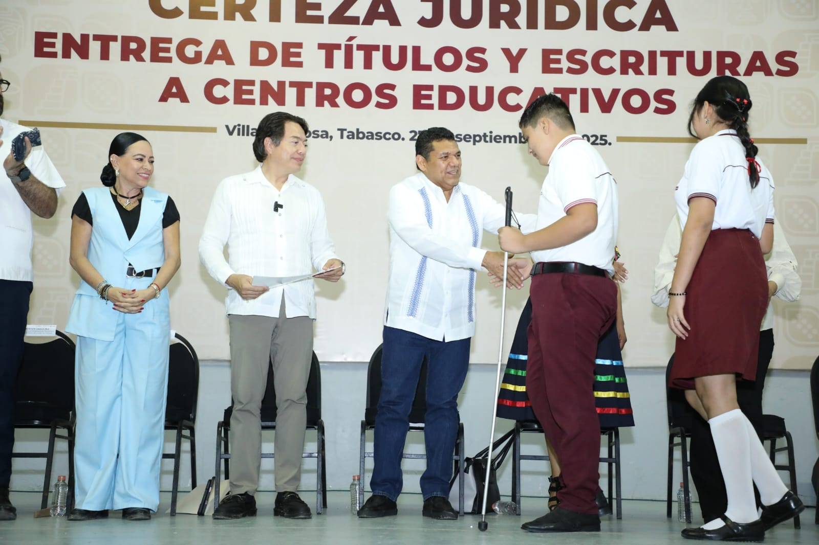 “La transformación se sostiene en cimientos firmes y justicia social”, expresa Javier May al dotar de certeza jurídica a 77 centros educativos de Tabasco.