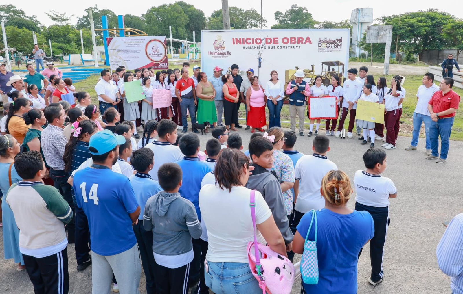 Alcaldesa Mari Luz Velázquez Jiménez da banderazo a trabajos de red eléctrica en Tres Bocas 1ª Sección.