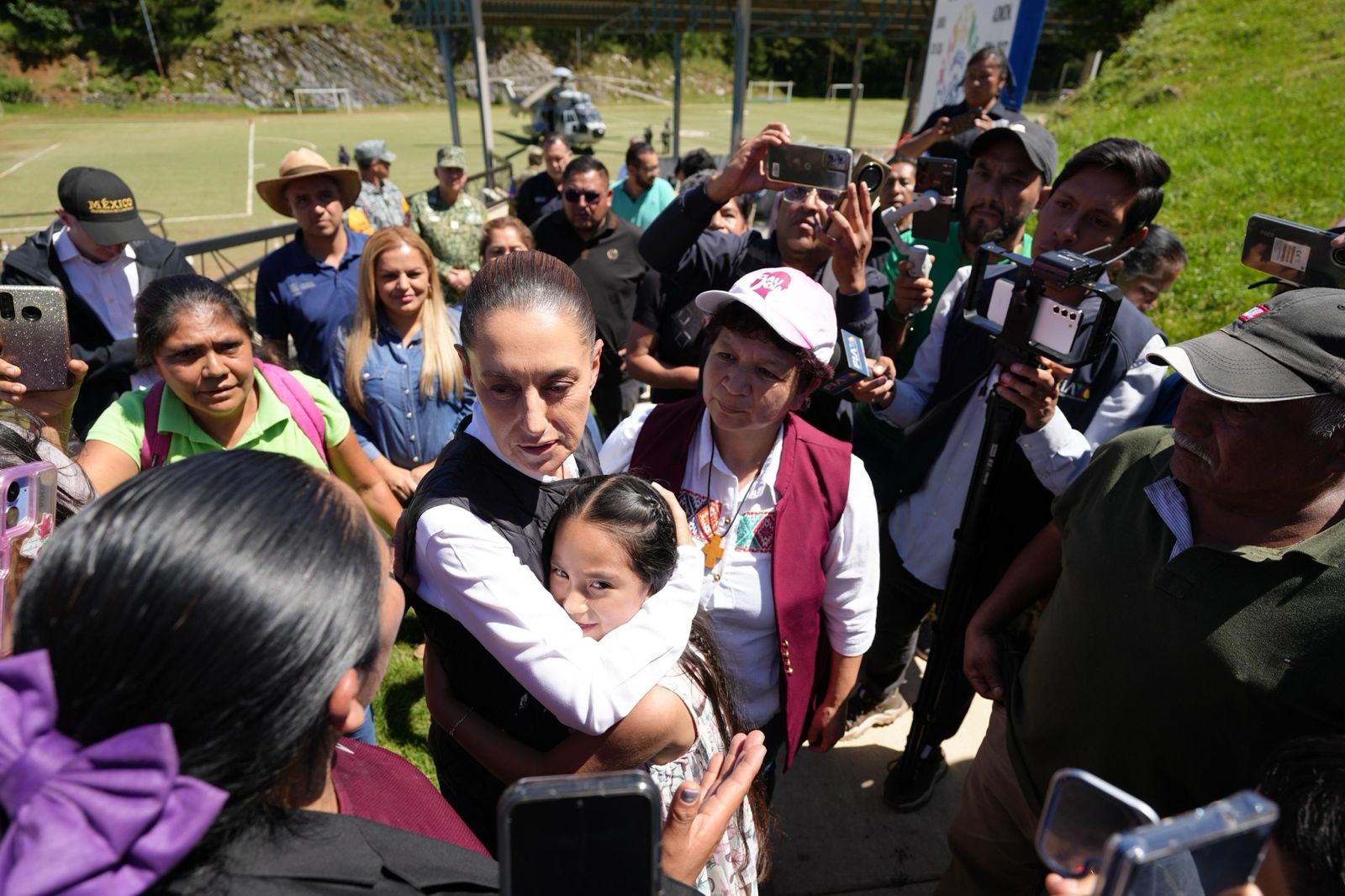 “SEGUIMOS EN TERRITORIO. SALDREMOS ADELANTE”: PRESIDENTA CLAUDIA SHEINBAUM EN SU SEGUNDO DÍA DE RECORRIDO EN ZONAS AFECTADAS POR LAS LLUVIAS.