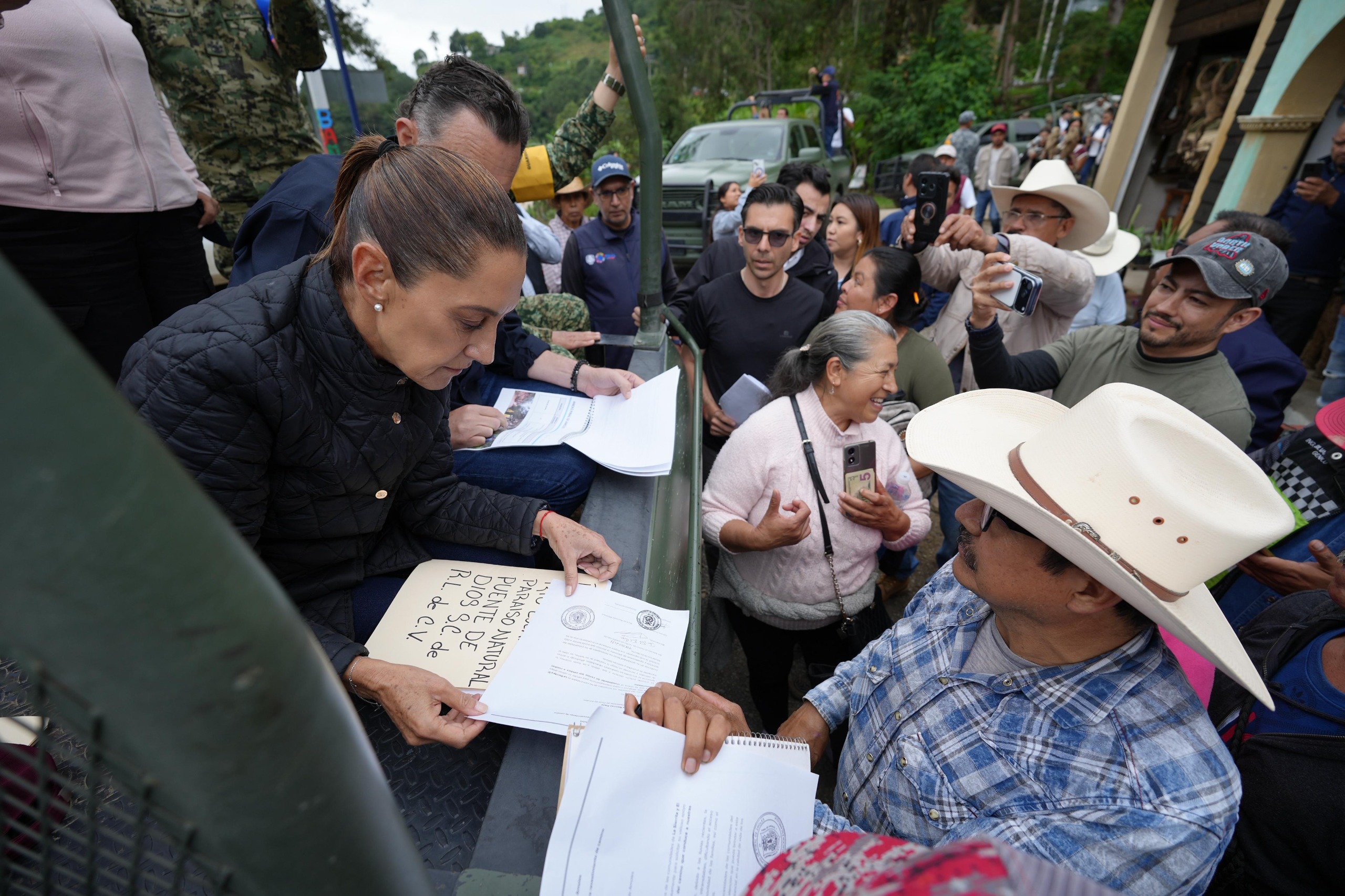 PRESIDENTA CLAUDIA SHEINBAUM SUPERVISA LABORES Y APERTURA DE CAMINOS DE QUERÉTARO; INICIA CENSO EN APOYO A LA POBLACIÓN.