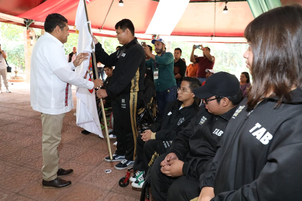 Abandera Javier May a Delegación Paralímpica de Tabasco; «tienen todo el apoyo del Gobierno del Estado para que su talento brille más alto», afirma el Gobernador