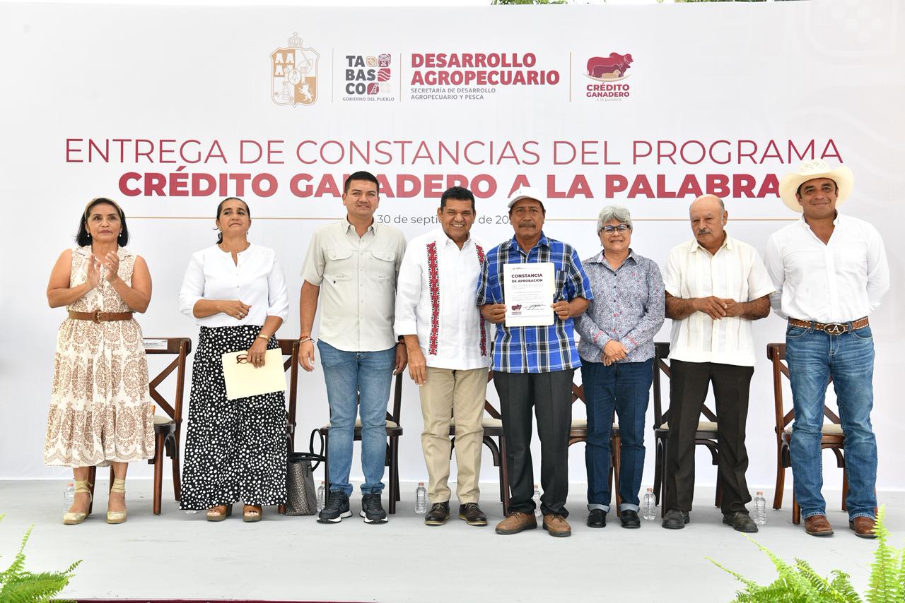 Avanza Gobierno del Estado en la consolidación de programas sociales y productivos; entrega Javier May en Comalcalco certificados de Crédito Ganadero a la Palabra.