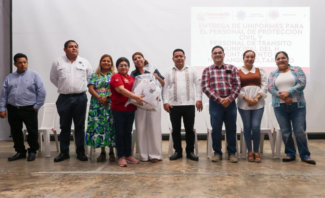 Alcaldesa de Huimanguillo entrega uniformes y llama a cuerpos de seguridad a actuar con disciplina y honestidad.