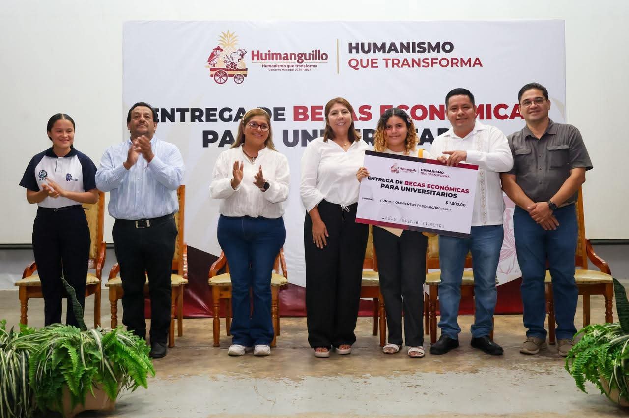 Alcaldesa Mari Luz Velázquez Jiménez entrega becas municipales a estudiantes universitarios.