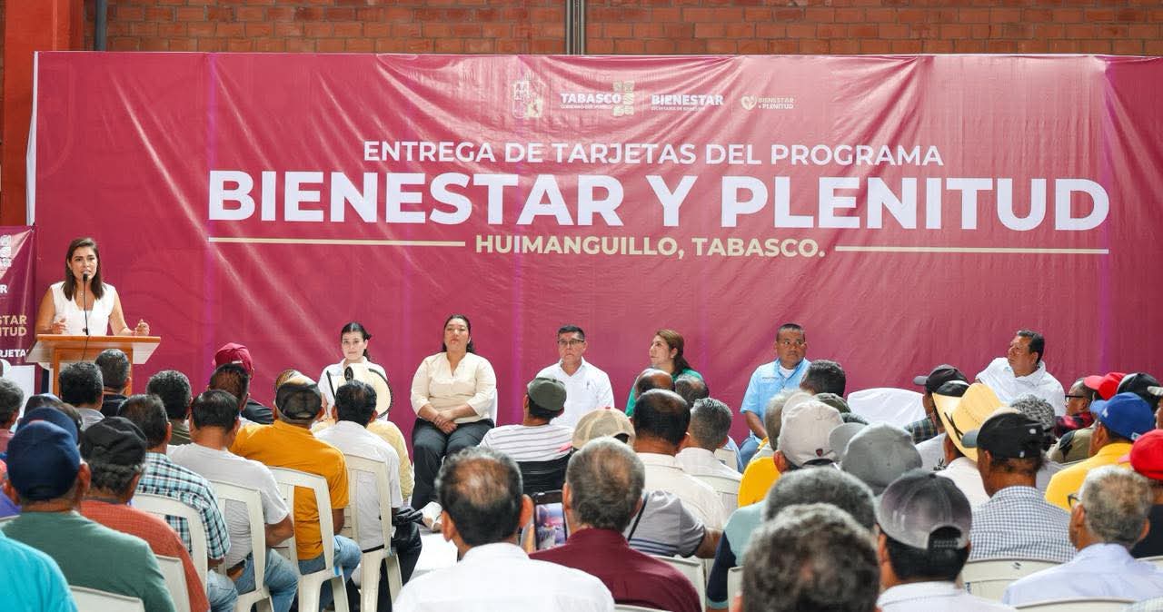 Alcaldesa Mari Luz Velázquez Jiménez participa en entrega de apoyos del Programa Bienestar y Plenitud en Huimanguillo.
