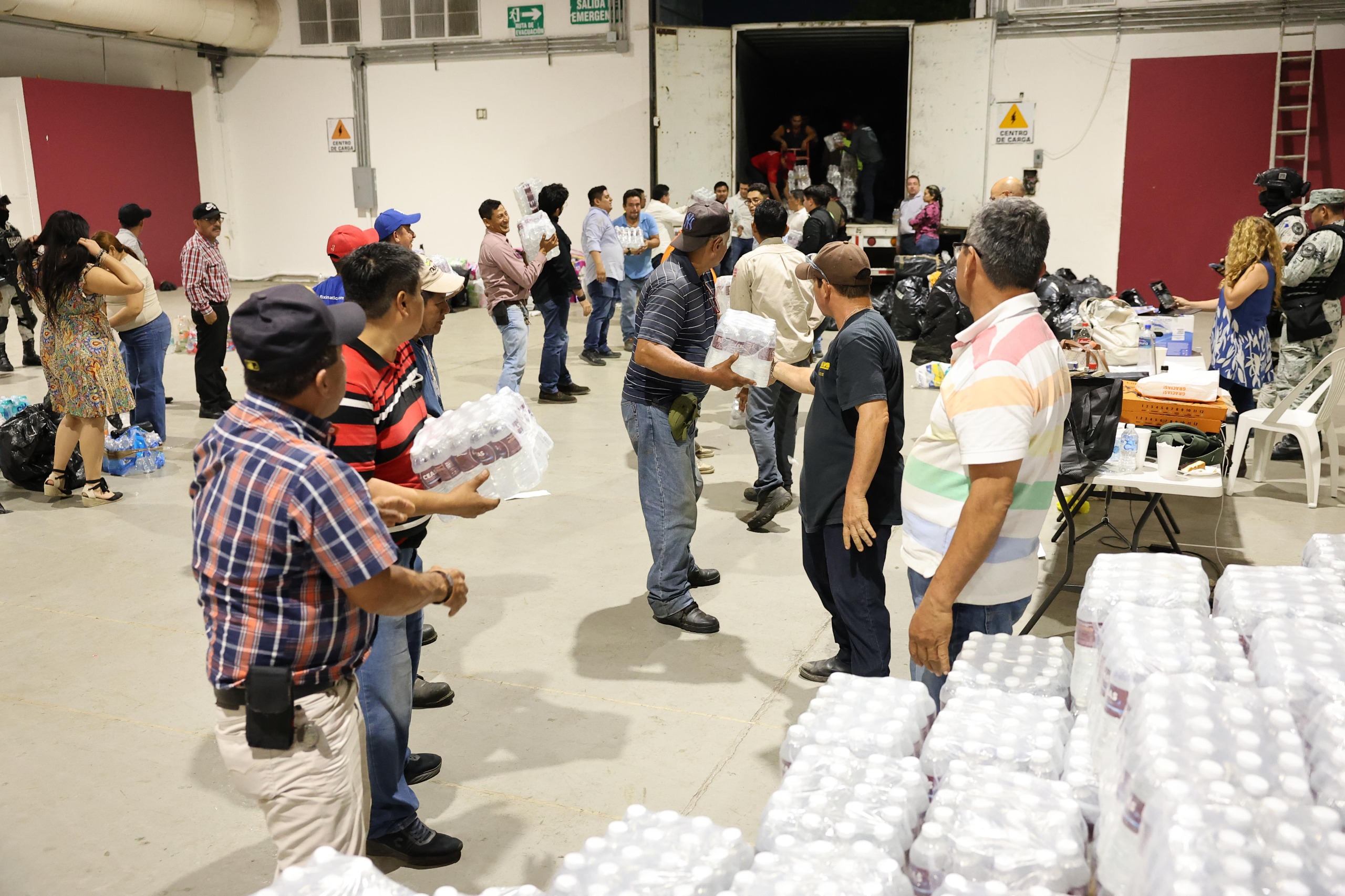 Pueblo y Gobierno de Tabasco se solidarizan con damnificados de Veracruz; envían primer cargamento de 30 toneladas de ayuda humanitaria.