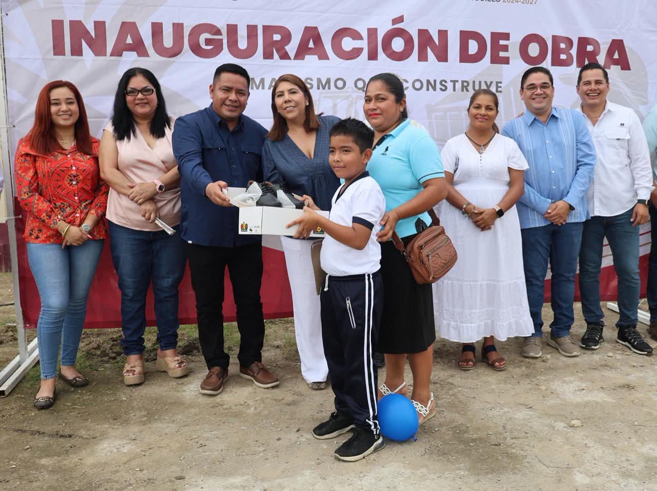 Alcaldesa de Huimanguillo Mari Luz Velázquez Jiménez realiza entrega de zapatos escolares gratuitos.