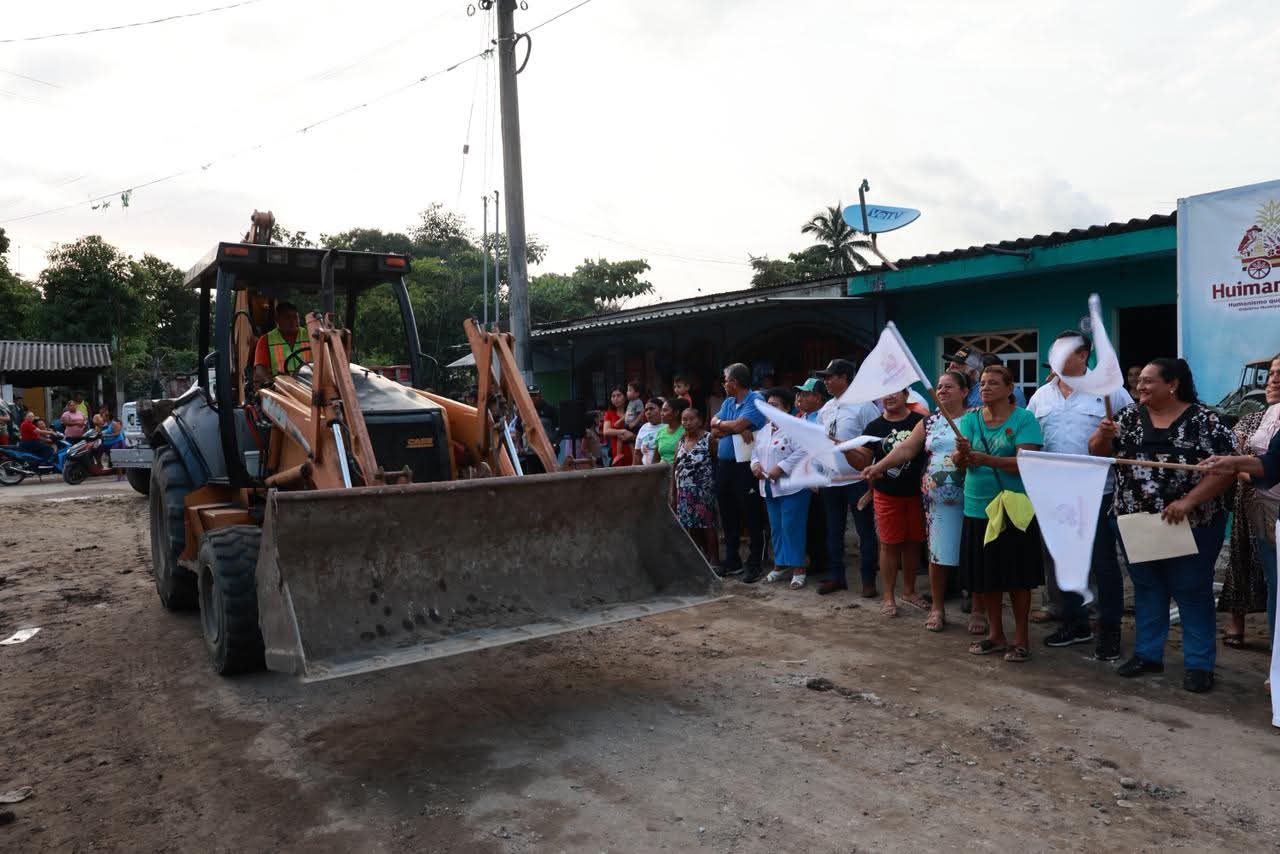 Alcaldesa de Huimanguillo da banderazo a inicio de los trabajos de pavimentación, construcción de guarniciones y banquetas en el poblado C-31 de Huimanguillo.