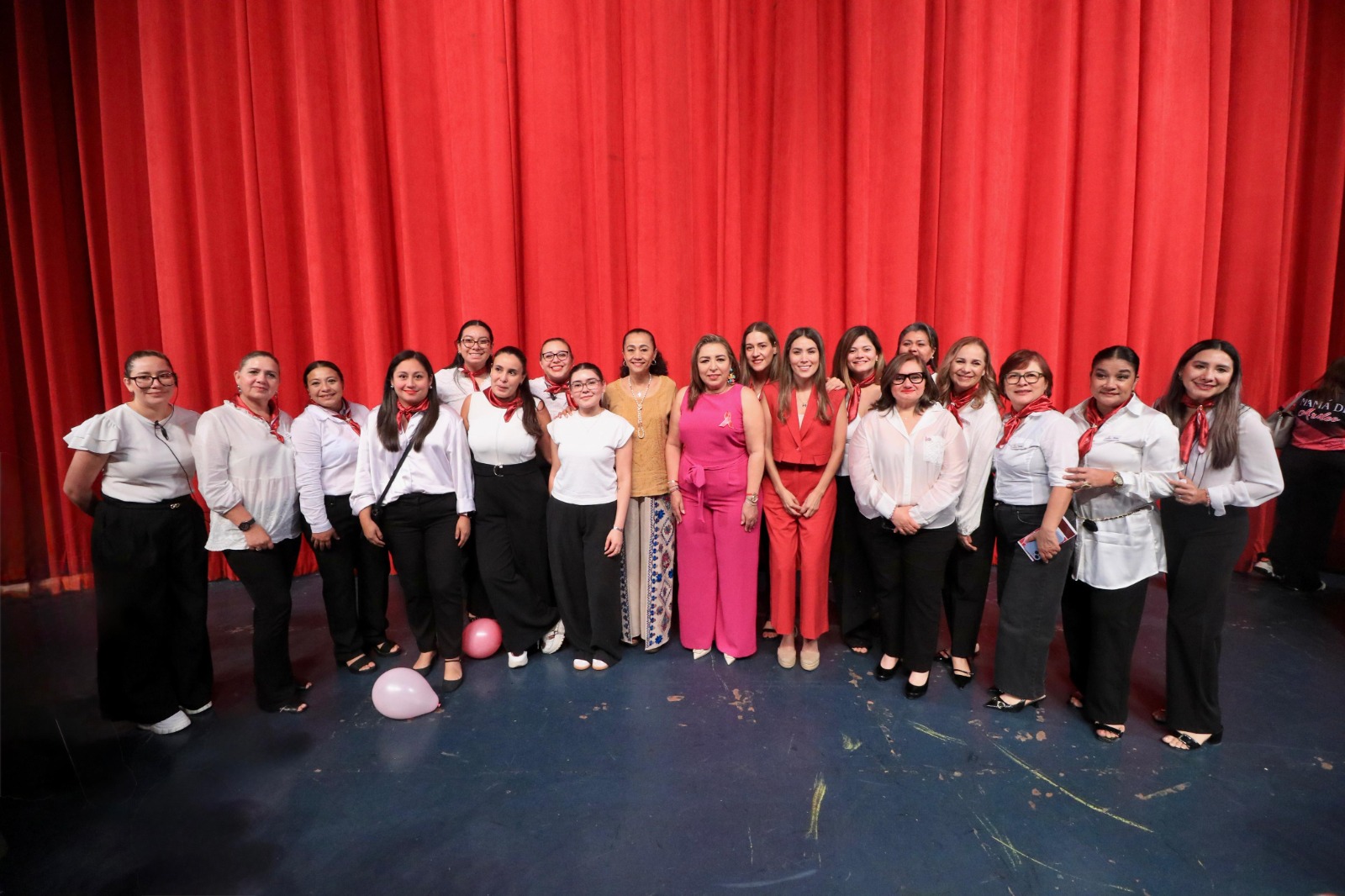 Realiza Voluntariado de Salud exitosa gala a beneficio de sobrevivientes de cáncer de mama.