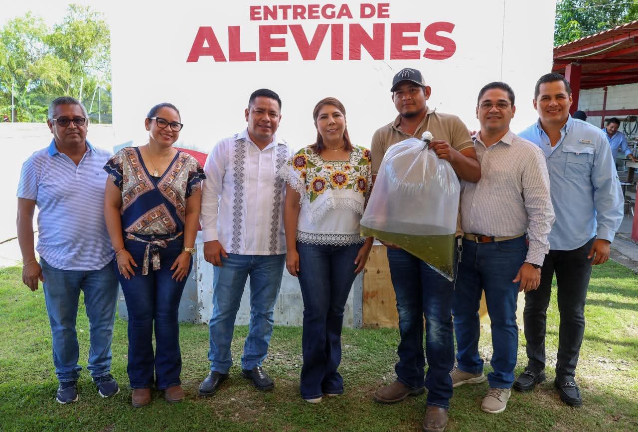 Alcaldesa Mari Luz Velázquez Jiménez fortalece la economía familiar con entrega de alevines de tilapia en Huimanguillo.