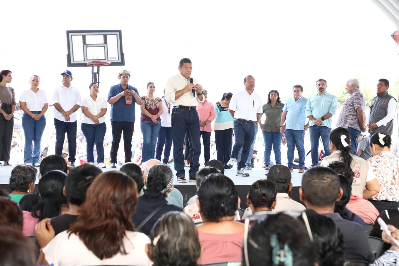 Obras públicas arrancarán desde enero para avanzar más rápido en recuperación de comunidades; destaca Javier May al encabezar audiencia en territorio en Cárdenas.