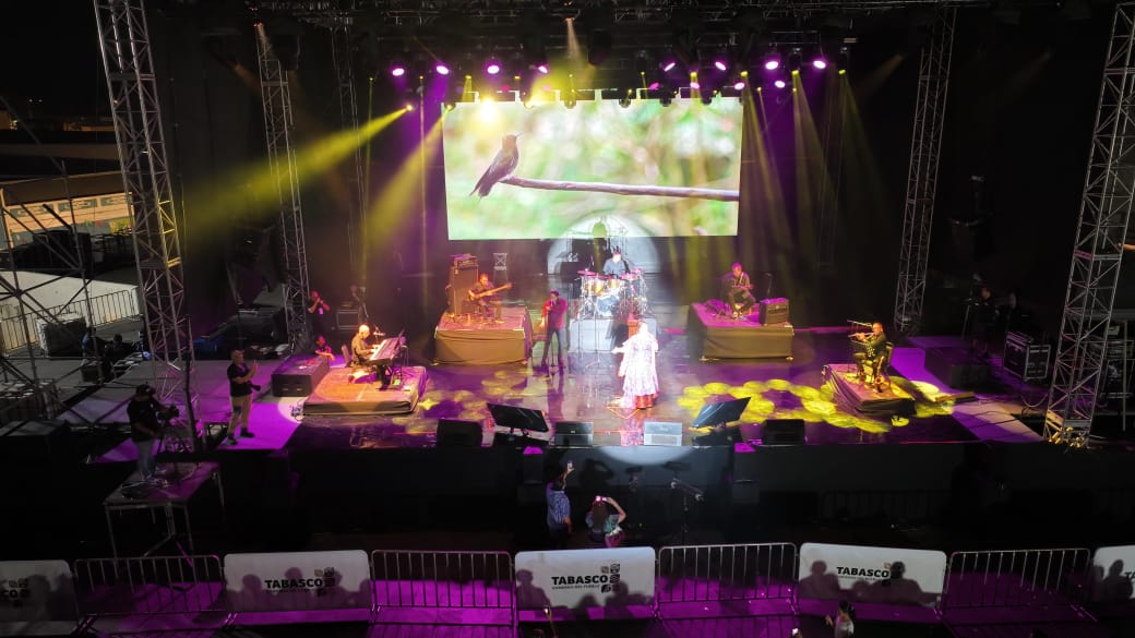 Con un terremoto musical, Regina Orozco confronta al público y lo hace cantar, reír y sufrir en el Festival Cultural Ceiba.