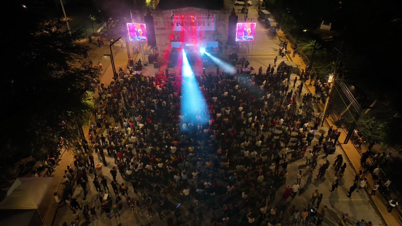 Miles de jóvenes convierten zona CICOM en pista de baile tecno gracias a los DJ’s Kevin Priego y Mariana Bo.